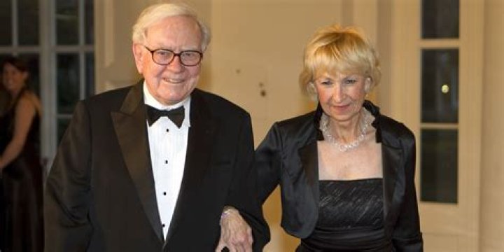 A Look At The Life of Susan Buffet – Warren Buffet’s First Wife and How She Died