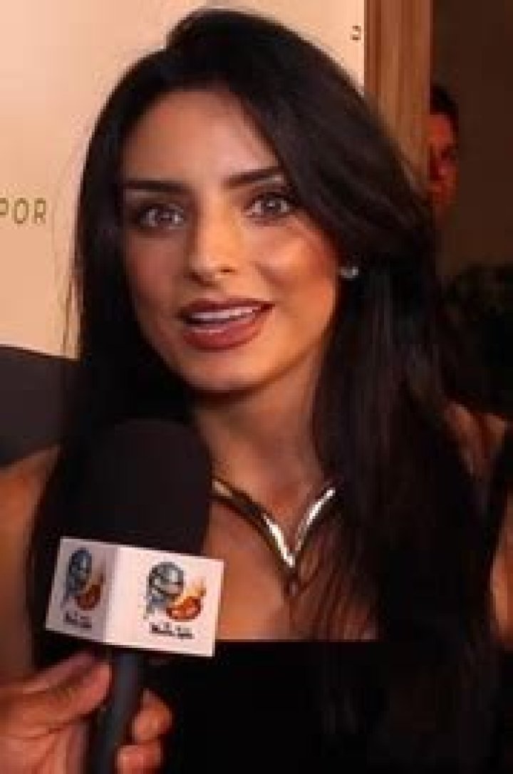Aislinn Derbez (TV Actress) - Age, Birthday, Bio, Facts, Family, Net Worth, Height & More