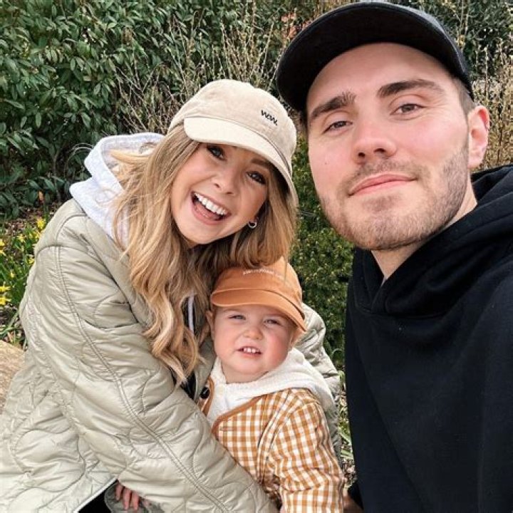 Alfie Deyes Bio-Wiki, Age, Girlfriend, Zoe Sugg, Net Worth, Height, Family and Pointless Book