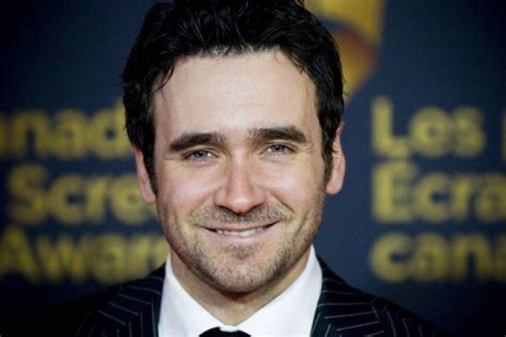 Allan Hawco biografía, edad, altura, esposo, net worth, familia