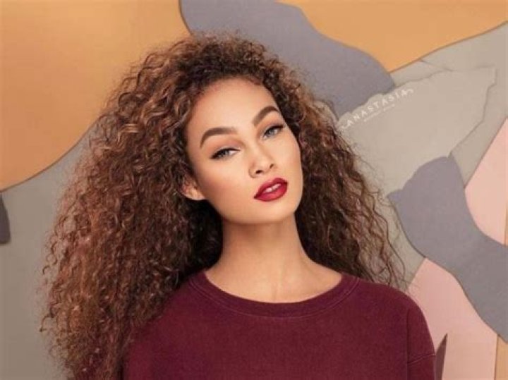 Amanda Harvey (Model) - Age, Birthday, Bio, Facts, Family, Net Worth, Height & More