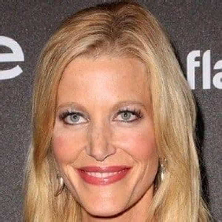 Anna Gunn (TV Actress) - Age, Birthday, Bio, Facts, Family, Net Worth, Height & More