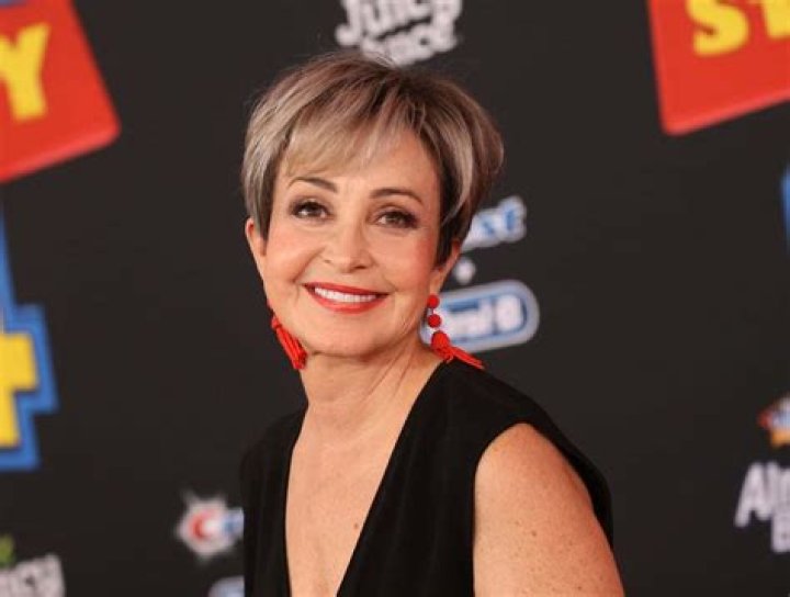 Annie Potts’s biography, fact, career, awards, net worth & life story