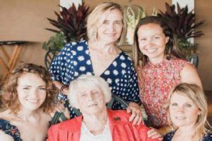 Beth Stelling (Comedian) - Age, Birthday, Bio, Facts, Family, Net Worth, Height & More