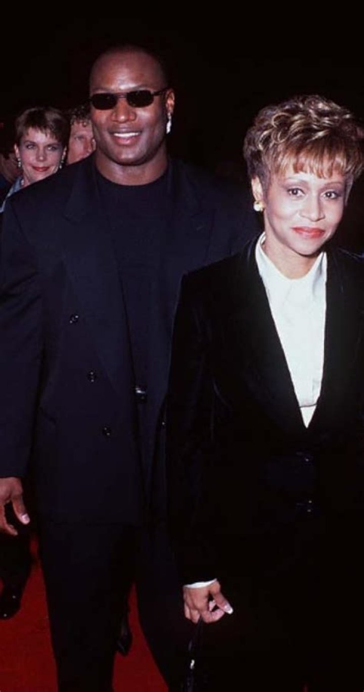 Bo Jackson: Wife, net worth, tattoos, smoking & body facts