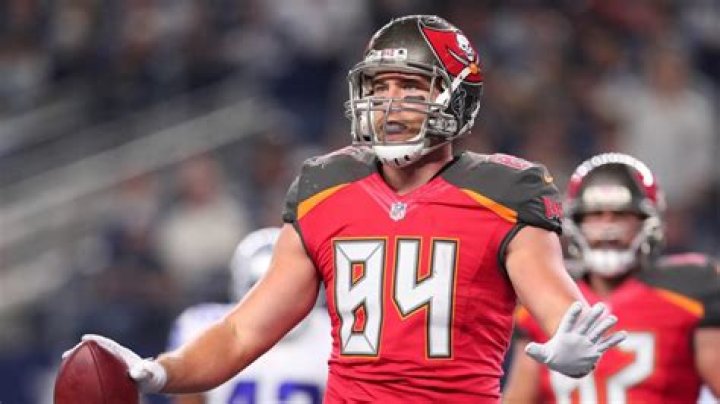Cameron Brate Salary, Net Worth, Contract, Height, Weight, College