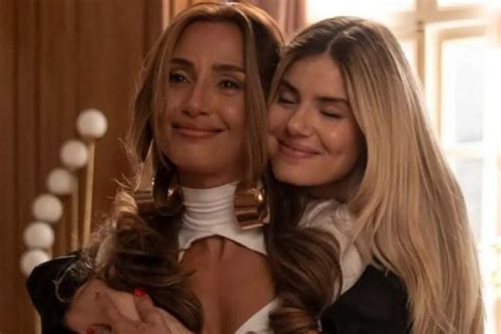 Camila Queiroz biografía, edad, altura, esposa, net worth, familia