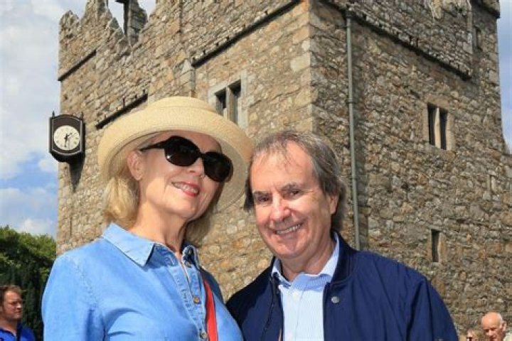 Chris De Burgh Biography, Age, Height, Wife, Net Worth, Family