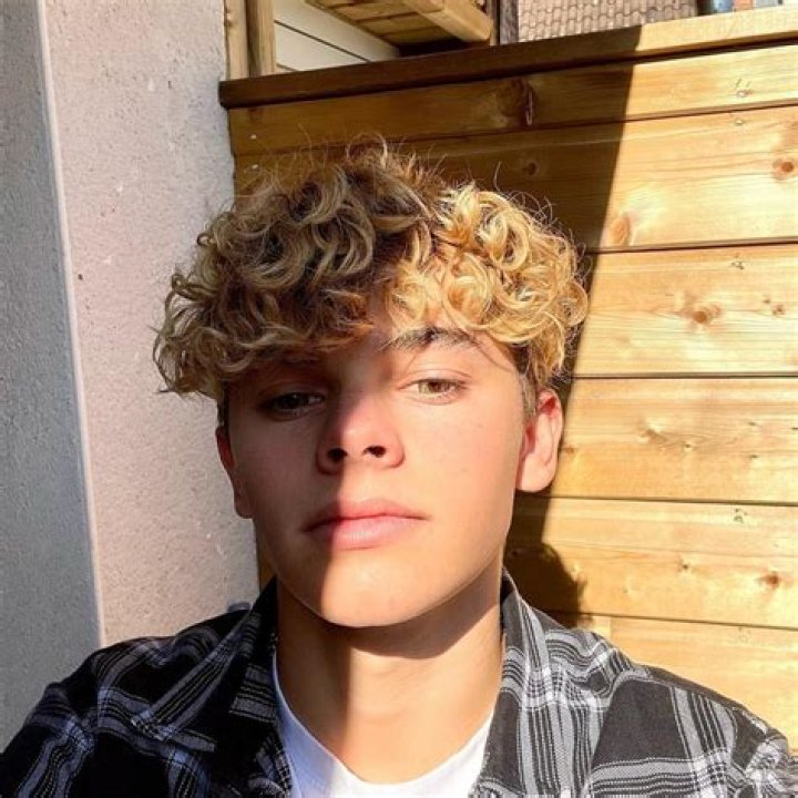 David Hallyday (Chanteuse pop) - Âge, anniversaire, biographie, faits, famille, valeur nette, taille et plus