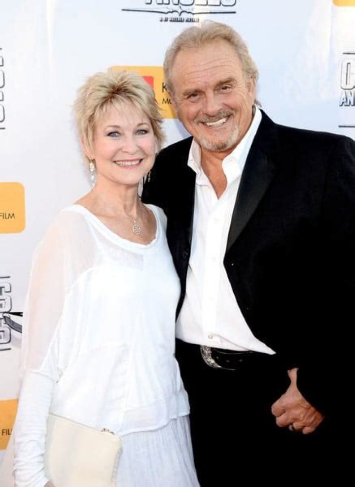 Dee Wallace Biography, Age, Height, Husband, Net Worth, Family