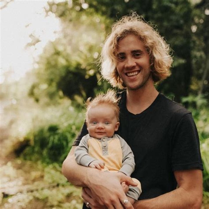 Derik Beeston (YouTube Star) - Age, Birthday, Bio, Facts, Family, Net Worth, Height & More