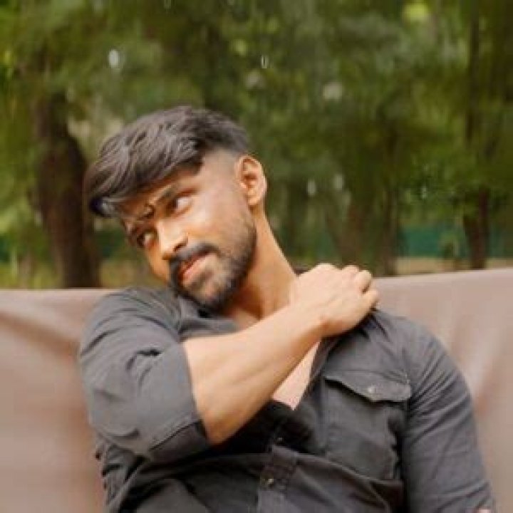 Dhruv Vikram Biography: Parents, Age, Height, Net Worth, Instagram, Relationship, Songs, Album