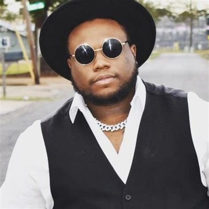 Dominique Hammons (Violinist) - Age, Birthday, Bio, Facts, Family, Net Worth, Height & More