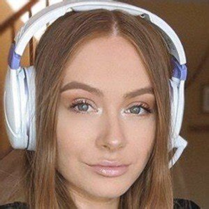 Elz the Witch (YouTube Star) - Age, Birthday, Bio, Facts, Family, Net Worth, Height & More