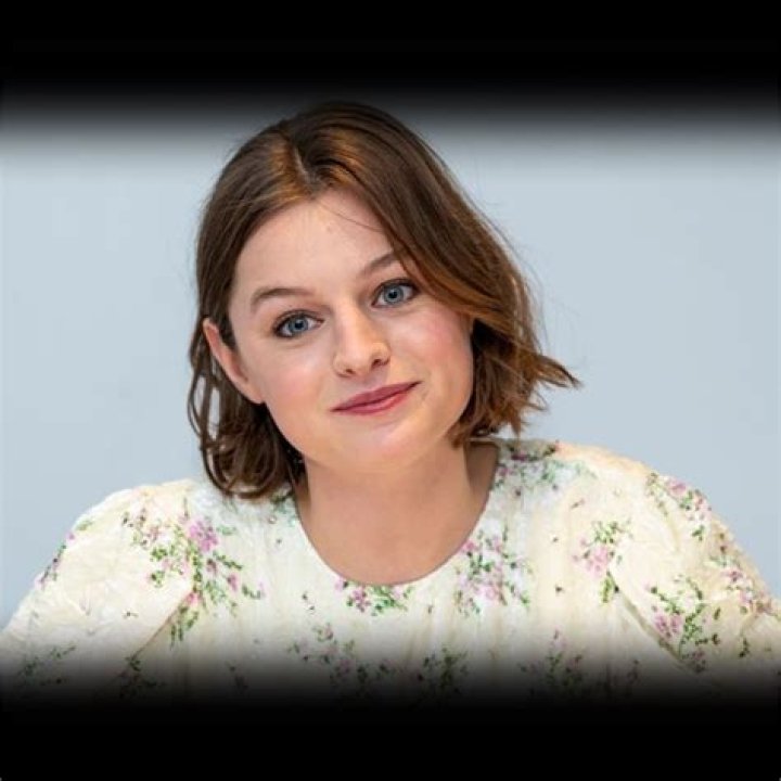 Emma Corrin (TV Actress) - Age, Birthday, Bio, Facts, Family, Net Worth, Height & More