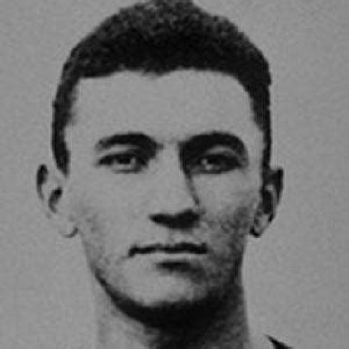 Gus Welch (Football Player) - Age, Birthday, Bio, Facts, Family, Net Worth, Height & More