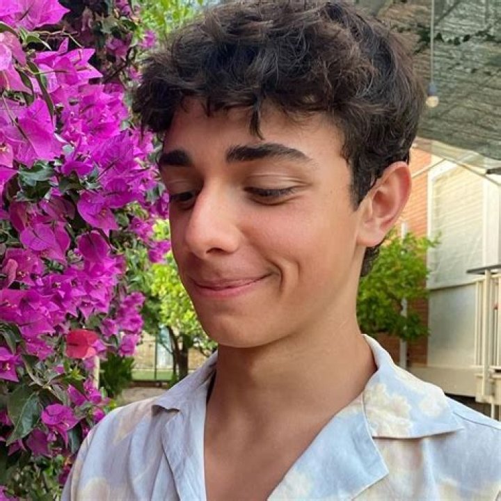 Hello Langie (YouTube Star) - Age, Birthday, Bio, Facts, Family, Net Worth, Height & More