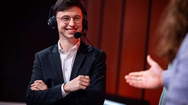 Here Is How Caedrel Met His Girlfriend Corinna Borau