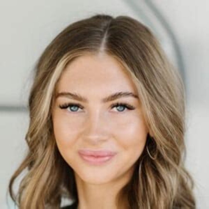 Izzy Larsen (TikTok Star) - Age, Birthday, Bio, Facts, Family, Net Worth, Height & More