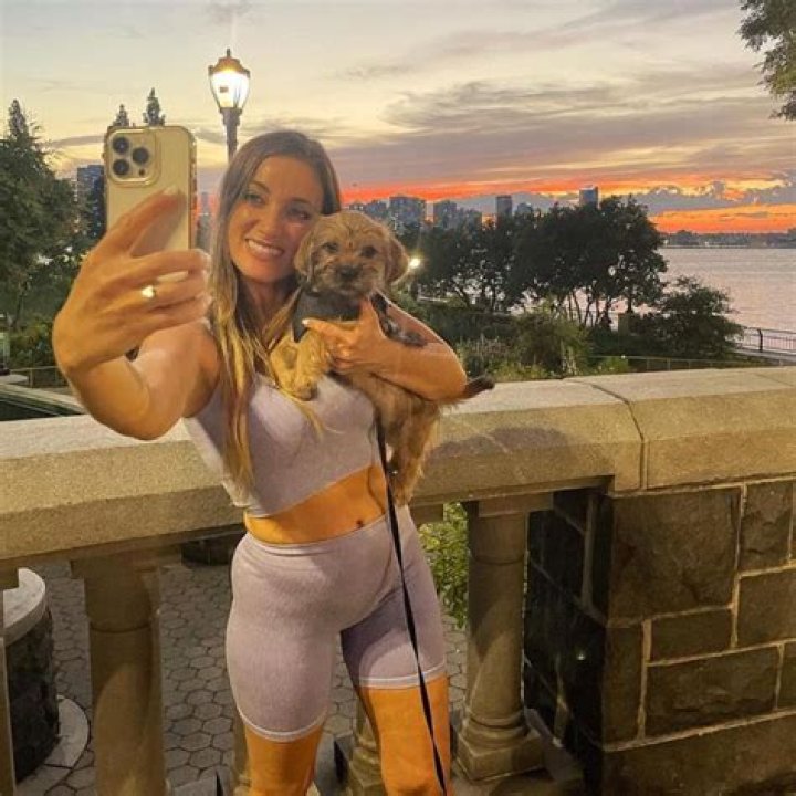 Jeana Smith (YouTube Star) - Age, Birthday, Bio, Facts, Family, Net Worth, Height & More