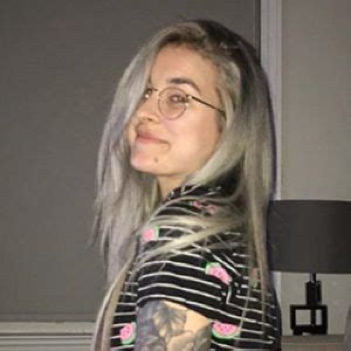 Jen Brett (Instagram Star) - Age, Birthday, Bio, Facts, Family, Net Worth, Height & More