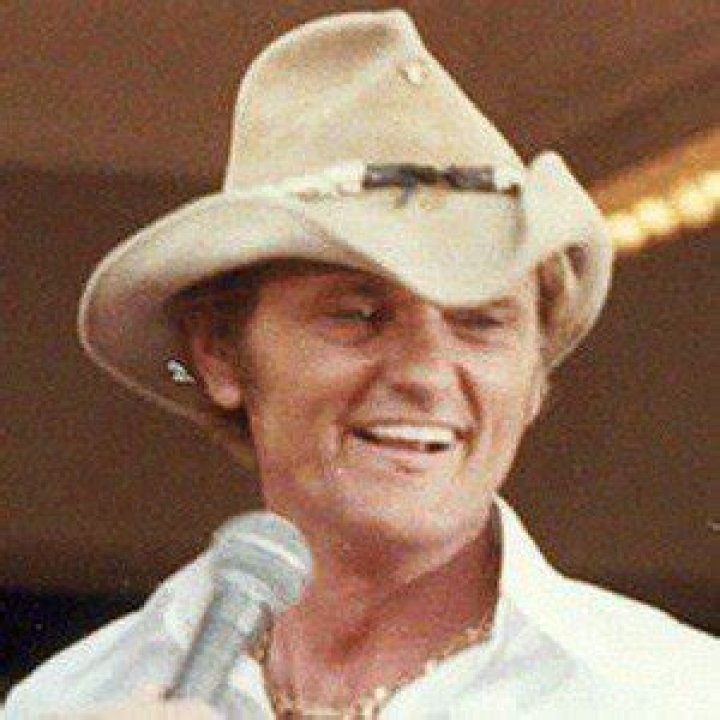 Jerry Reed (Country Singer) - Age, Birthday, Bio, Facts, Family, Net Worth, Height & More