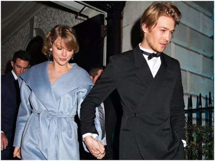 Joe Alwyn Biography, Age, Height, Wife, Net Worth, Family