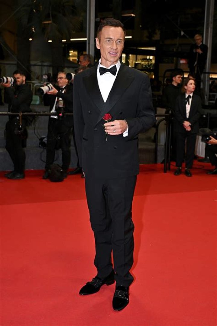 Julian Looman (TV Actor) - Age, Birthday, Bio, Facts, Family, Net Worth, Height & More