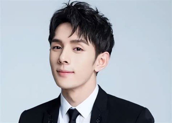 Li Jiaqi Biography, Age, Height, Husband, Net Worth, Family