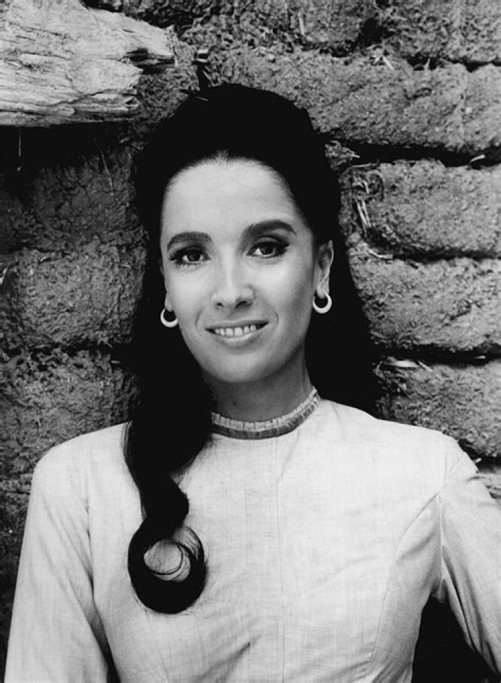 Linda Cristal Biography, Age, Height, Husband, Net Worth, Family