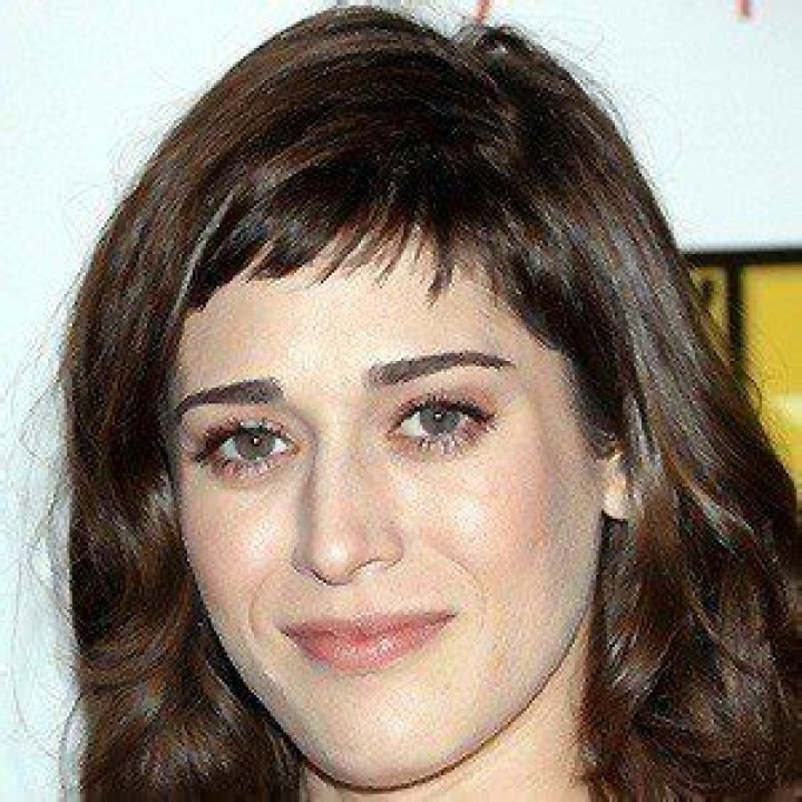 Lizzy Caplan (Movie Actress) - Age, Birthday, Bio, Facts, Family, Net Worth, Height & More