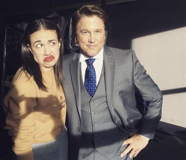 Lochlyn Munro: Wife, net worth, tattoos, smoking & body facts