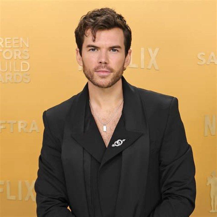 Luke Newton (TV Actor) - Age, Birthday, Bio, Facts, Family, Net Worth, Height & More