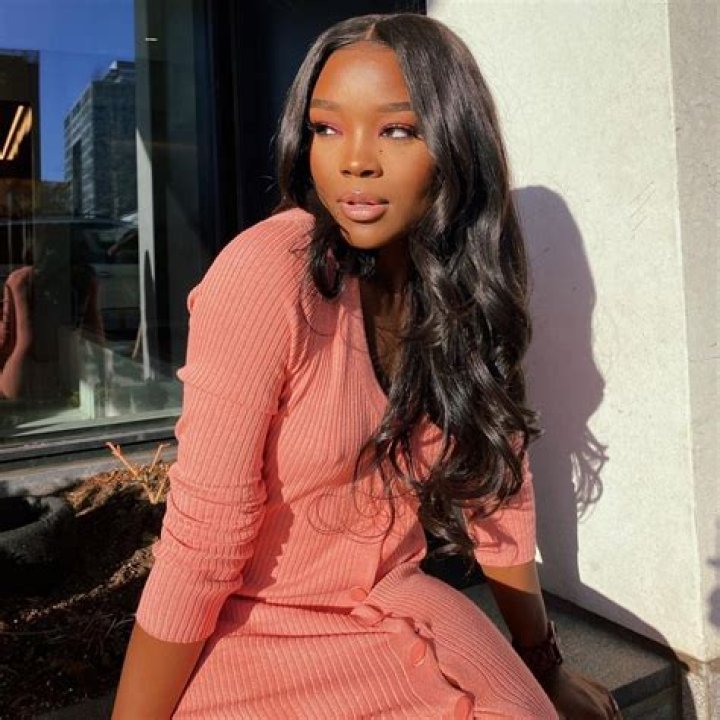 Melinda Melrose (Model) - Age, Birthday, Bio, Facts, Family, Net Worth, Height & More