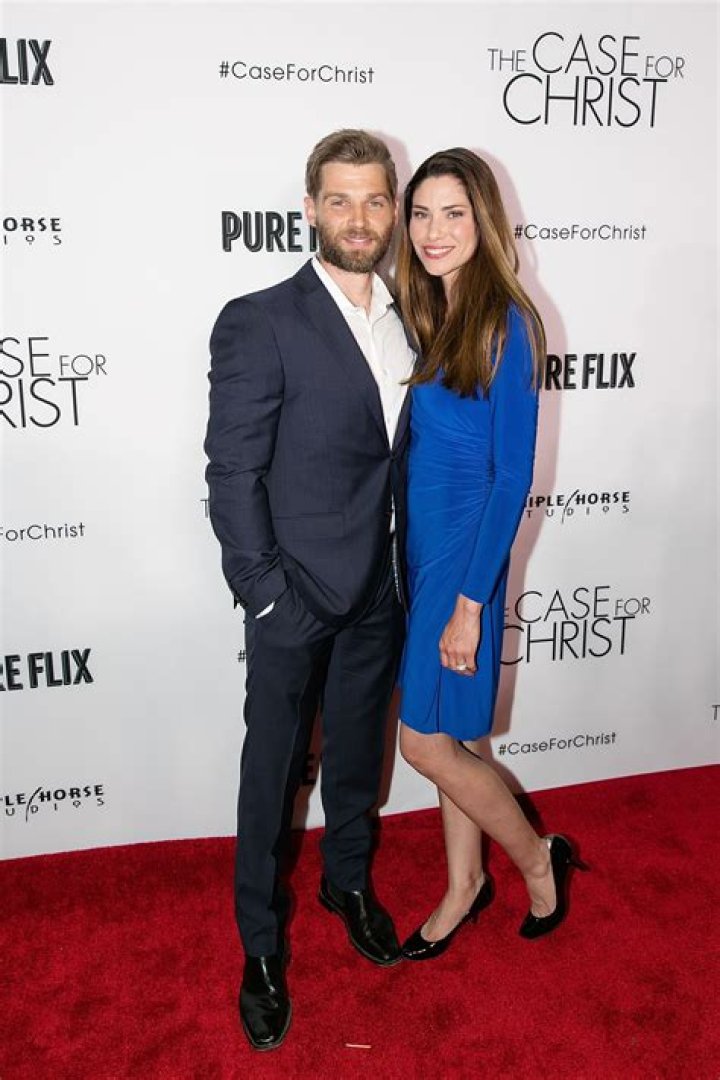 Mike Vogel: Wife, net worth, tattoos, smoking & body facts