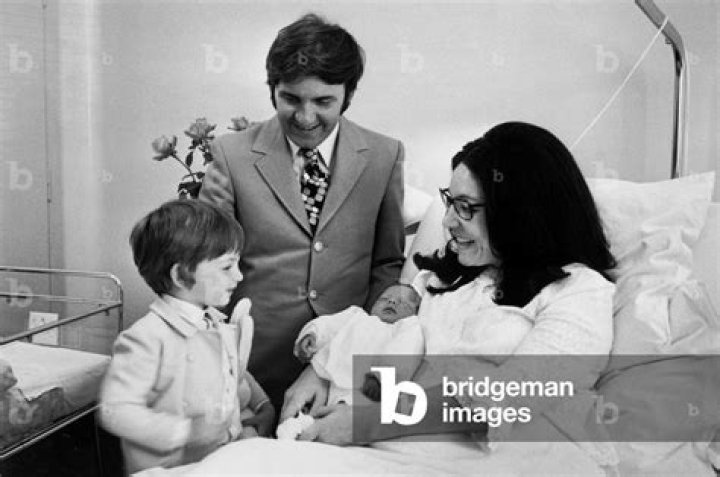 Nana Mouskouri Biography, Age, Height, Husband, Net Worth, Family