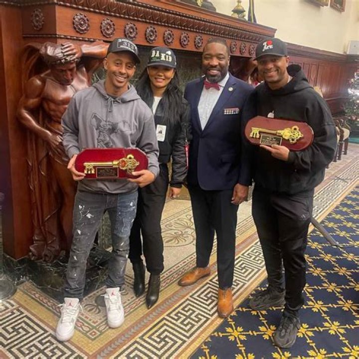 Oschino Vasquez (Rapper) - Age, Birthday, Bio, Facts, Family, Net Worth, Height & More