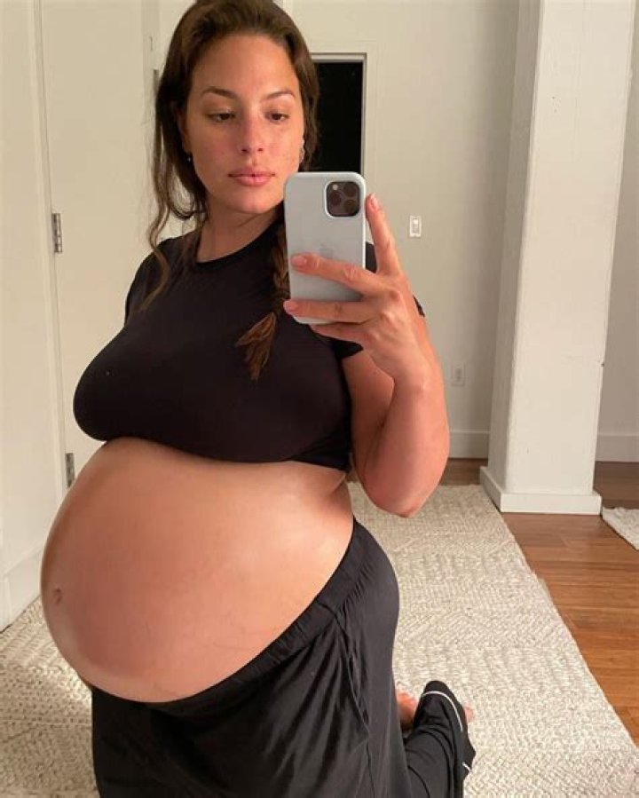 Pregnant Ashley Graham Jokes About Her Changing Body While Working Out: ‘Hello, Small Titties!’