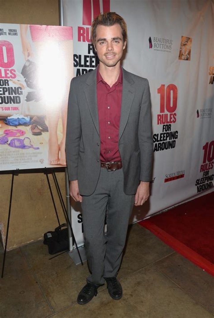 Reid Ewing Bio, Age, Net Worth, Gay, Surgery, Movies, TV Shows