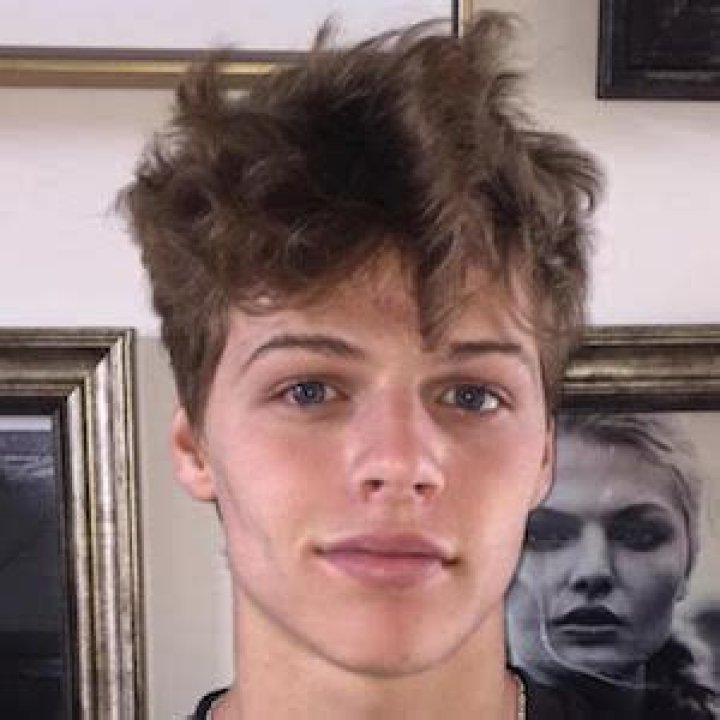 Sam Dezz (Instagram Star) - Age, Birthday, Bio, Facts, Family, Net Worth, Height & More
