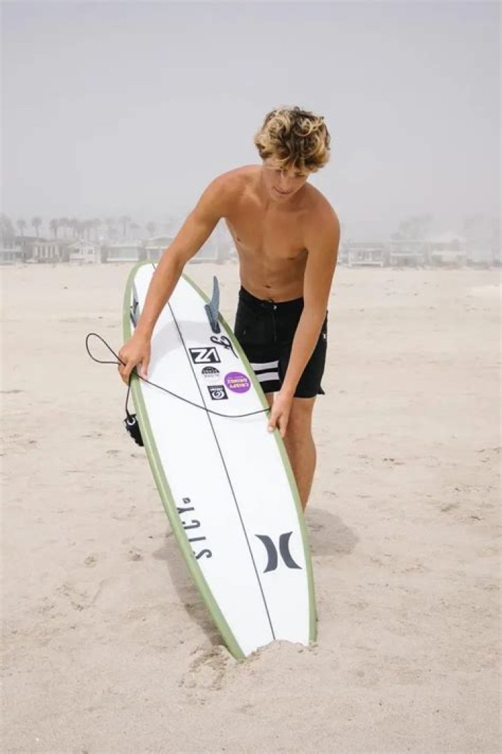 Shiloh Tennberg (Surfer) - Age, Birthday, Bio, Facts, Family, Net Worth, Height & More