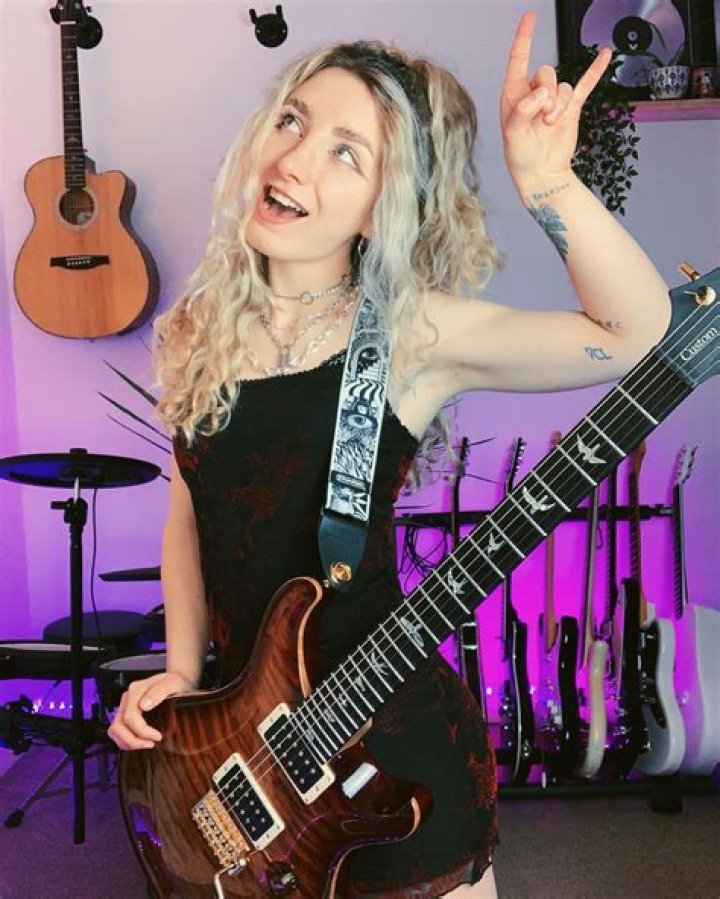 Sophie Burrell (Guitarist) - Age, Birthday, Bio, Facts, Family, Net Worth, Height & More