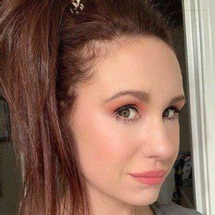 Stephanie Harlowe (YouTube Star) - Age, Birthday, Bio, Facts, Family, Net Worth, Height & More