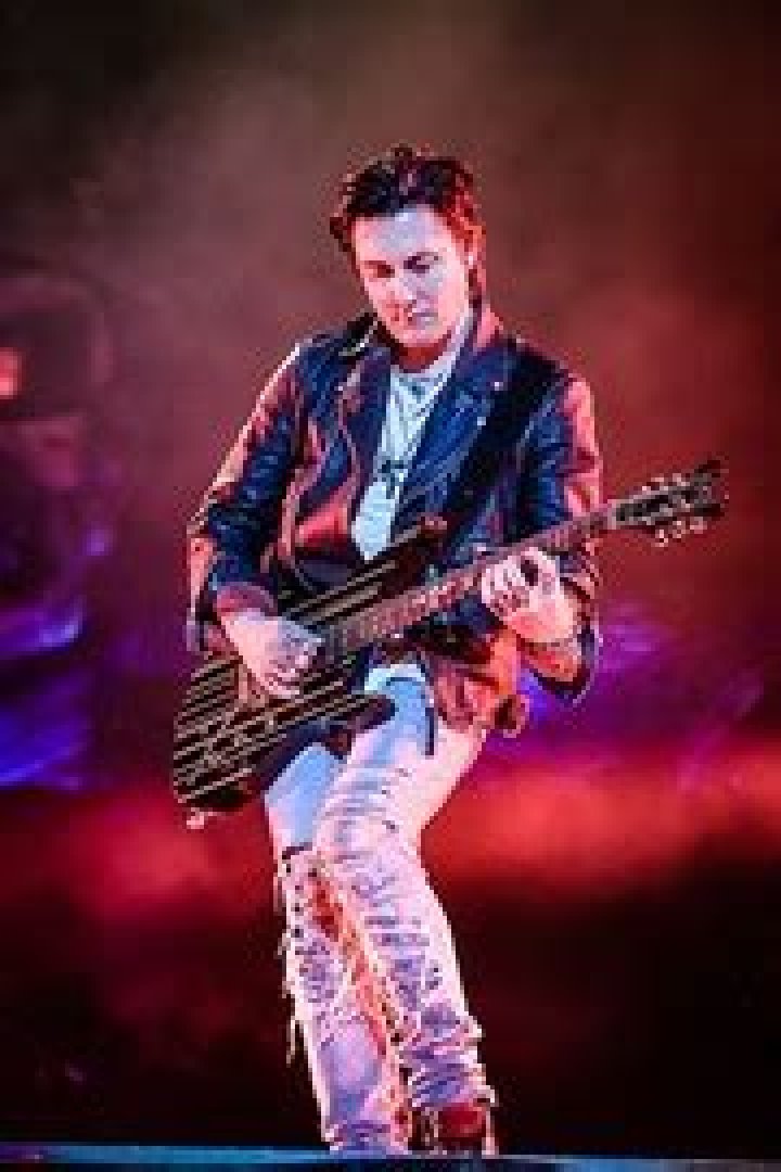 Synyster Gates (Guitarist) - Age, Birthday, Bio, Facts, Family, Net Worth, Height & More