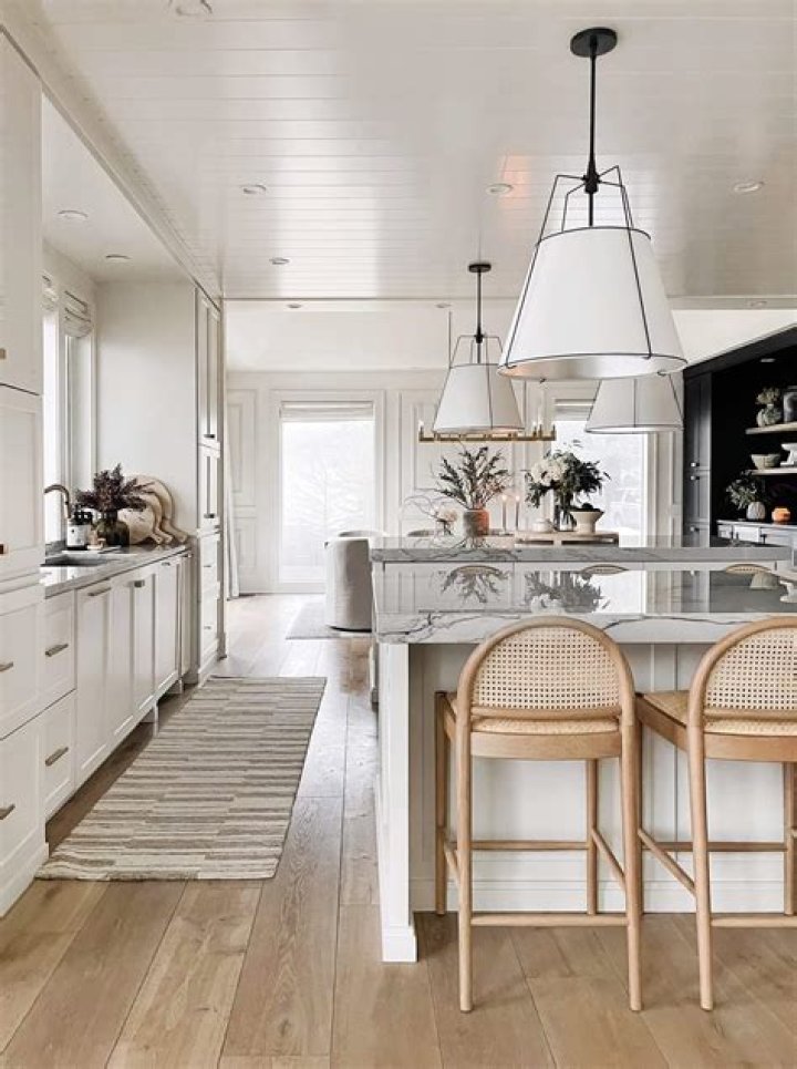 The Hillary Style (Blogger) - Age, Birthday, Bio, Facts, Family, Net Worth, Height & More