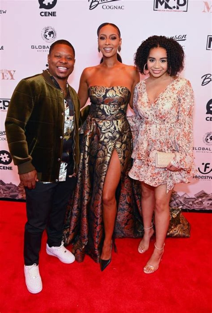 Zoe Hilson Biography, Age, Height, Husband, Net Worth, Family